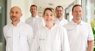 Ärzte gehen über Flur